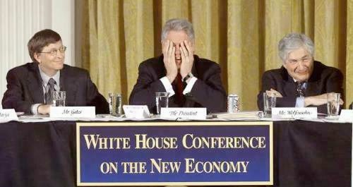 比尔·盖茨在 2000 年白宫新经济会议上，资料来源：洛杉矶时报